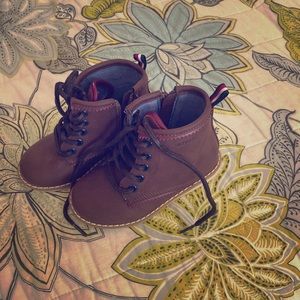 Slightly used Tommy Hilfiger toddler boots size 7